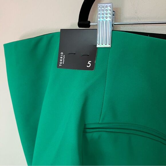 Torrid Women’s NWT’s Plus Size 3.5 Inch Pull-On High-Rise Asymmetrical Skort 5X - Picture 8 of 11